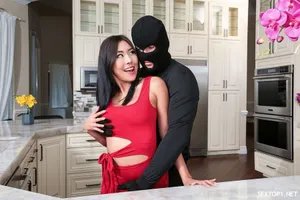 Dụ cô bạn thân đến nhà rồi trói lại địt bạo dâm