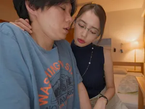 Anh chàng đeo kính đã lắp tấm che nắng cho xe và để vợ mình chơi trò sốc điện bên trong! Cú sốc điện khiến cô ấy giật mình và hét lên, khiến tôi muốn xuất tinh!