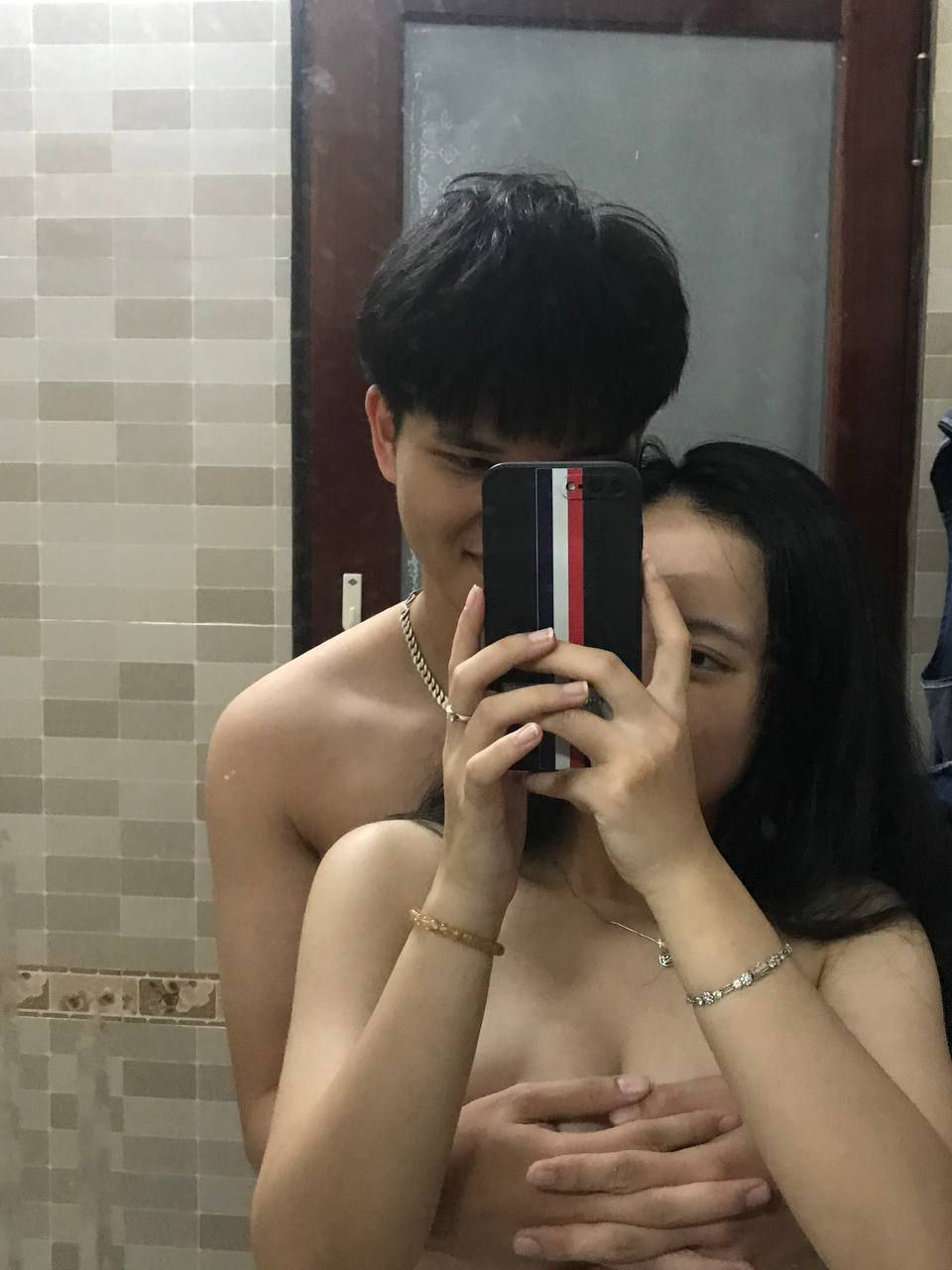 Lồn tốt bụng bị gã nhà sát bên ghê tởm chuốc thuốc kích dục